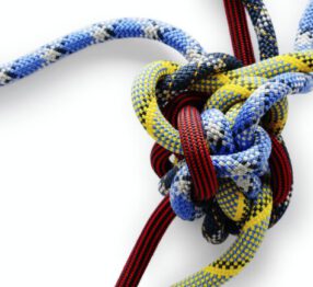 Bunter Knoten aus Seilen